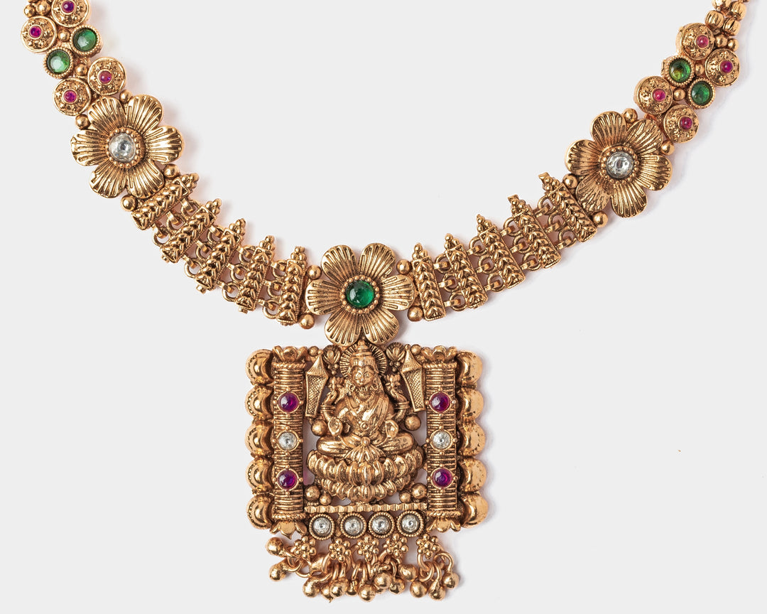 Gold Plated Short Necklace Set With Maang Tikka