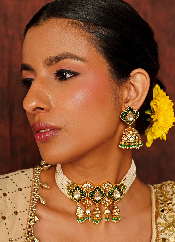 Gold Finish Elegant Green And Pearl Choker Set