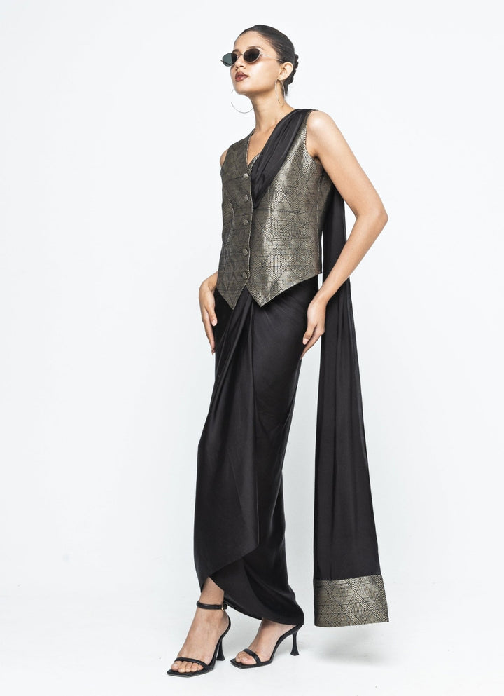 Black Brocade Silk Waistcoat Set With Detachable Pallu Sobariko - Fabilicious Fashion