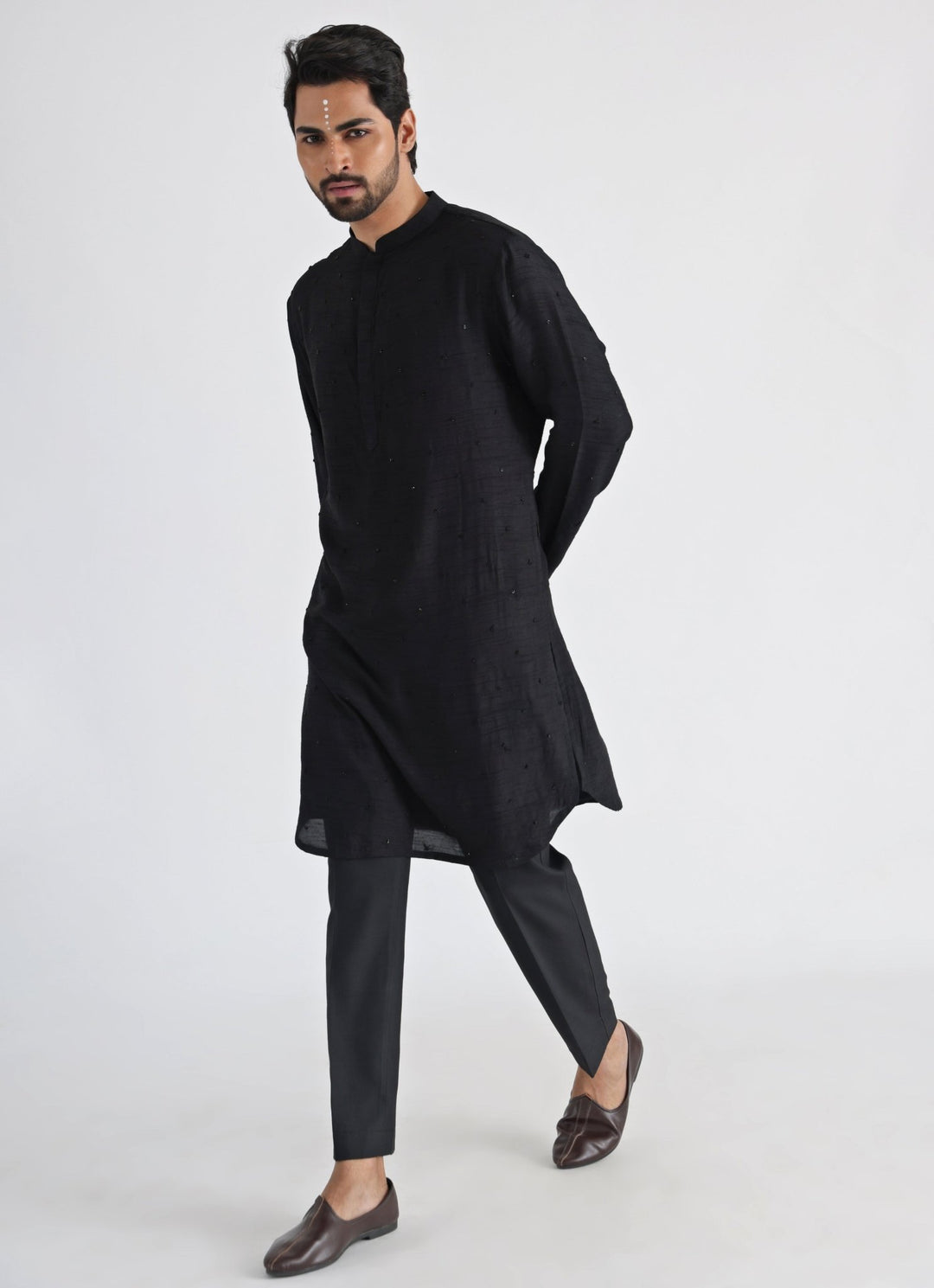 Black Embroidered Silk Kurta Pant Set Smriti - Fabilicious Fashion