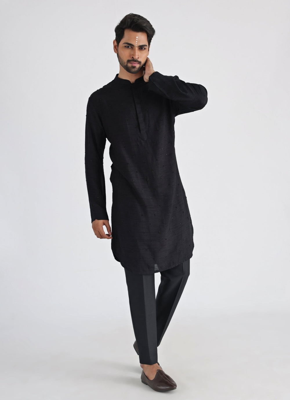 Black Embroidered Silk Kurta Pant Set Smriti - Fabilicious Fashion