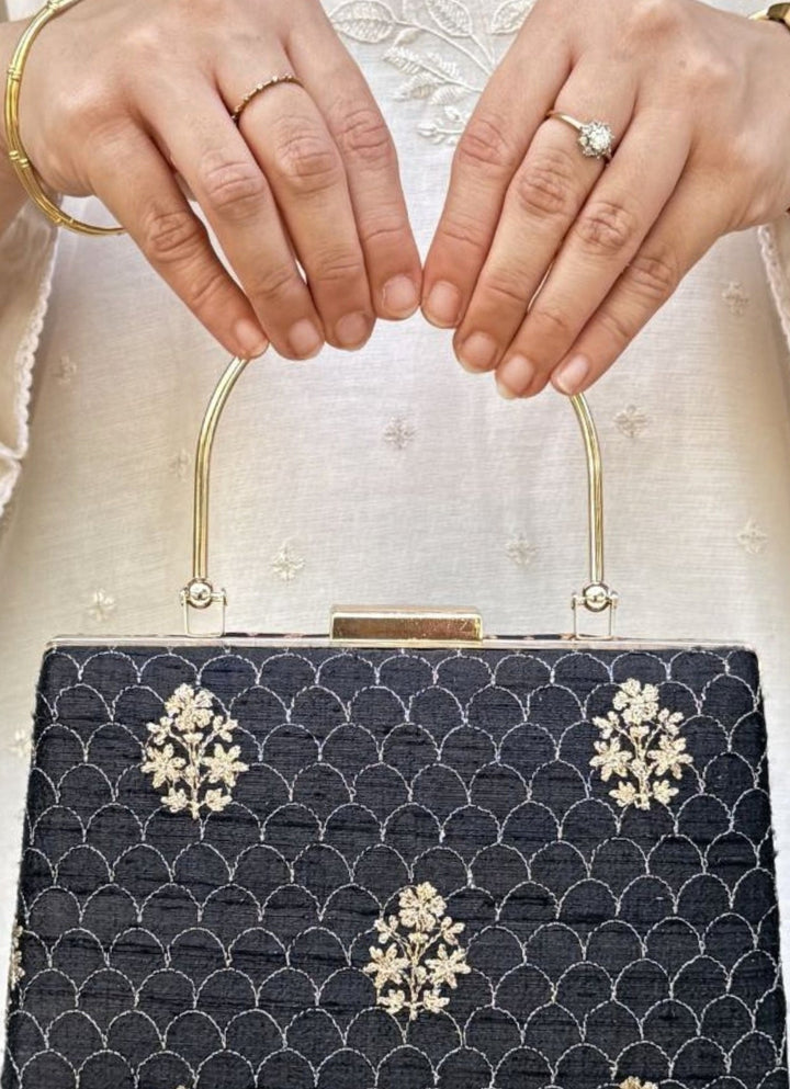 Black Silk Clutch Amyra - Fabilicious Fashion