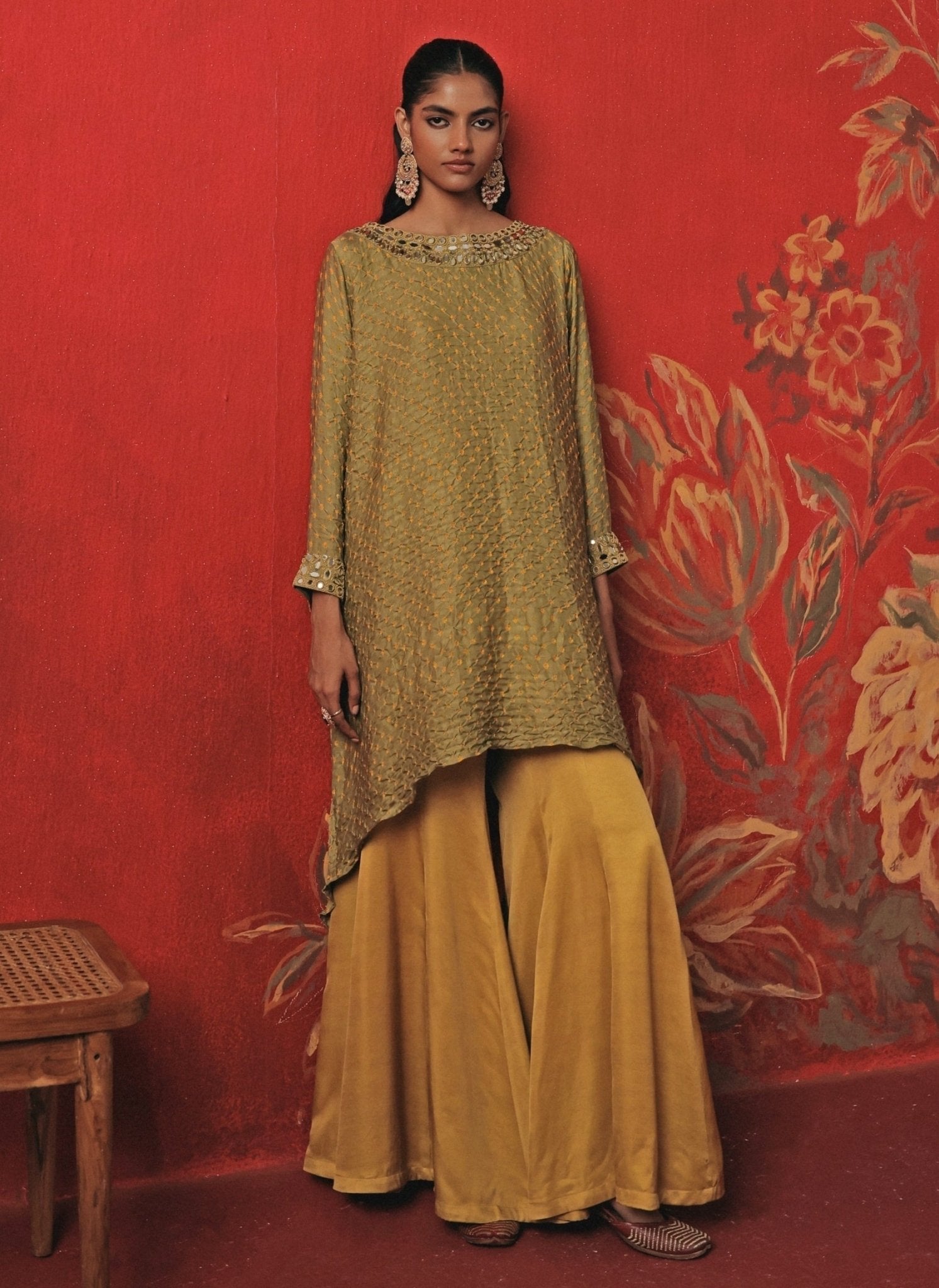 Green and yellow bandhani kurta pants set for a mehendi celebration