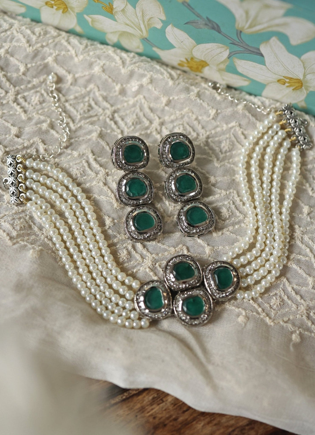 Do Taara Green Kundan Pearl Necklace SetFabilicious Fashion