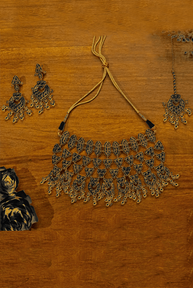 Kundan Heart Bridal Necklace and Mangtikka set Zevar by Geeta - Fabilicious Fashion