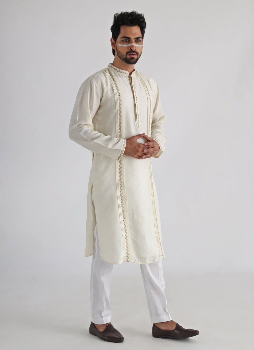 Off White Embroidered Silk Kurta Pant Set Smriti - Fabilicious Fashion