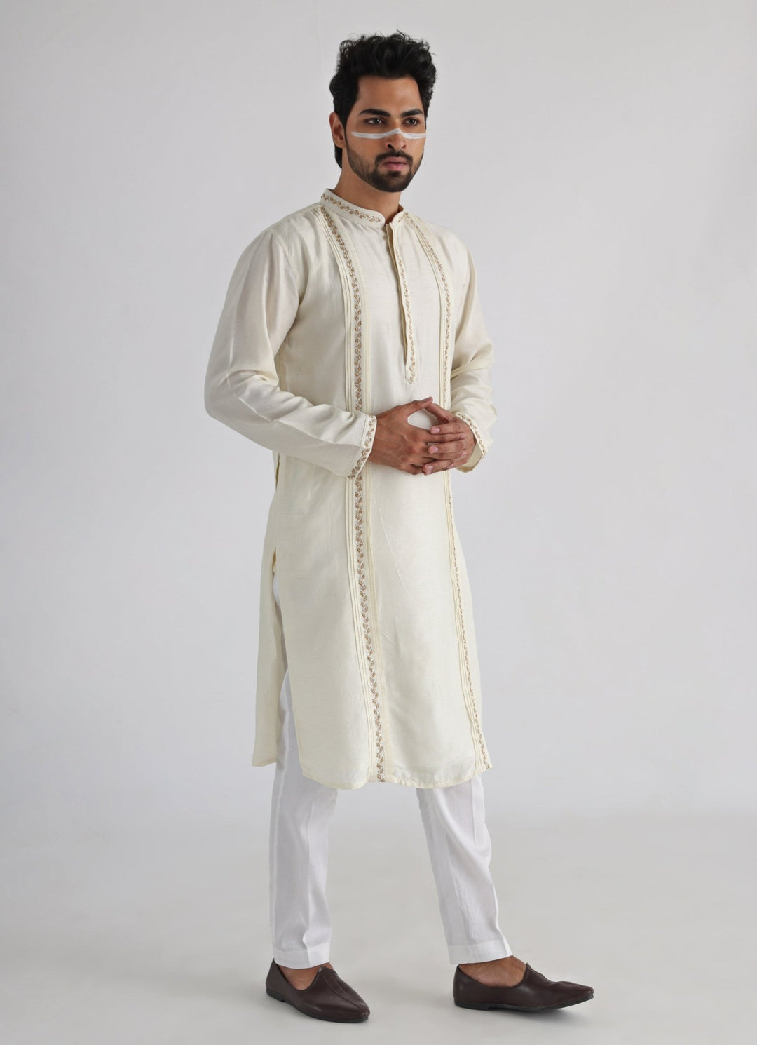 Off White Embroidered Silk Kurta Pant Set Smriti - Fabilicious Fashion