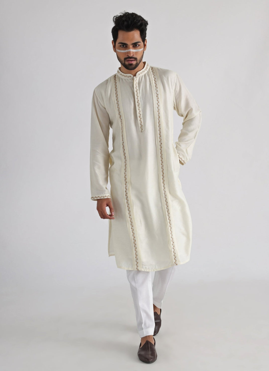 Off White Embroidered Silk Kurta Pant Set Smriti - Fabilicious Fashion