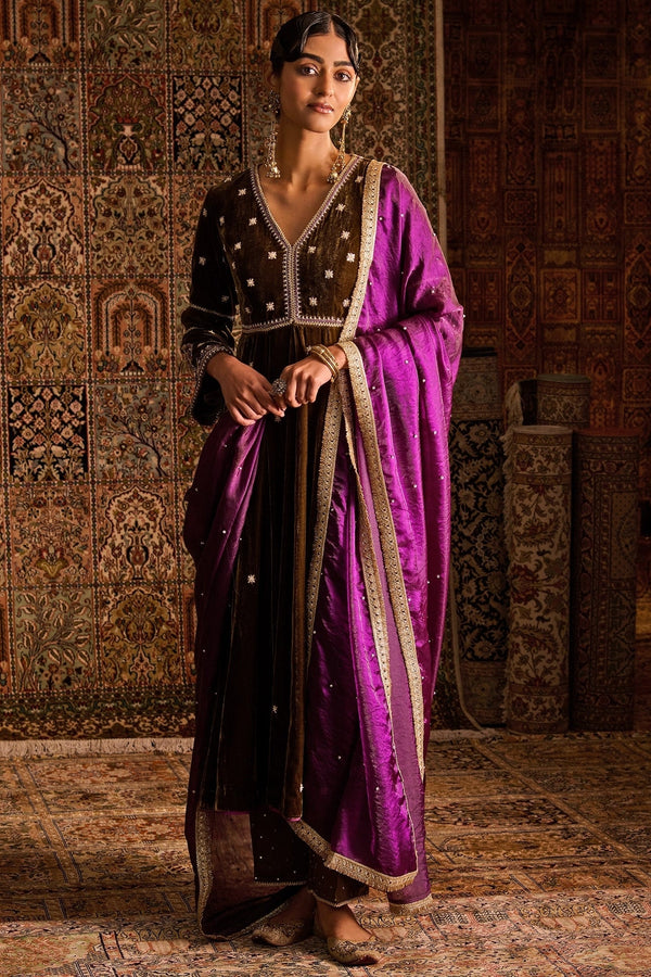 Olive green velvet kurta pants set with purple dupatta by Zoon Tribe