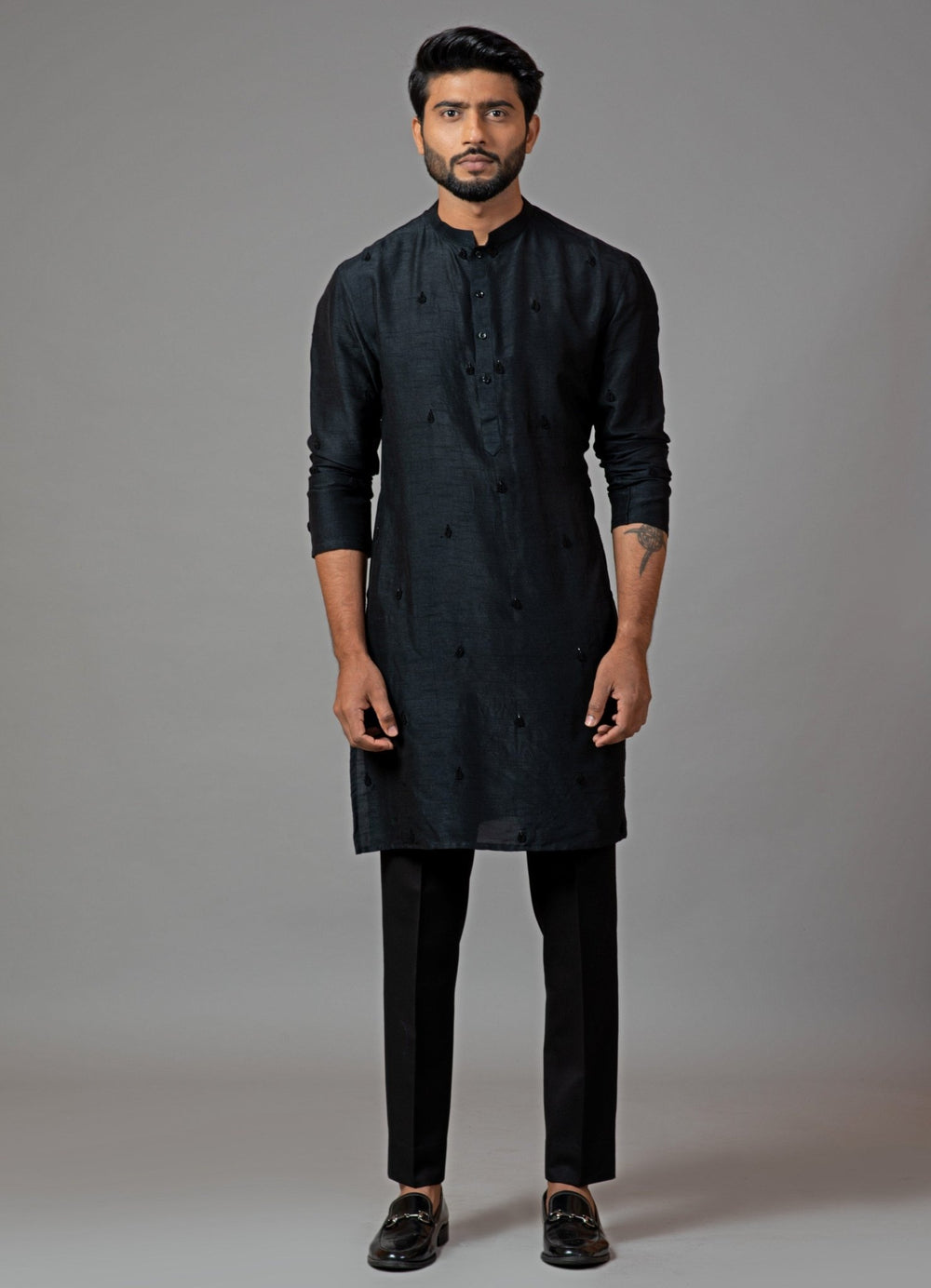 Black Kurta With Leaf Embroidery Smriti - Fabilicious Fashion