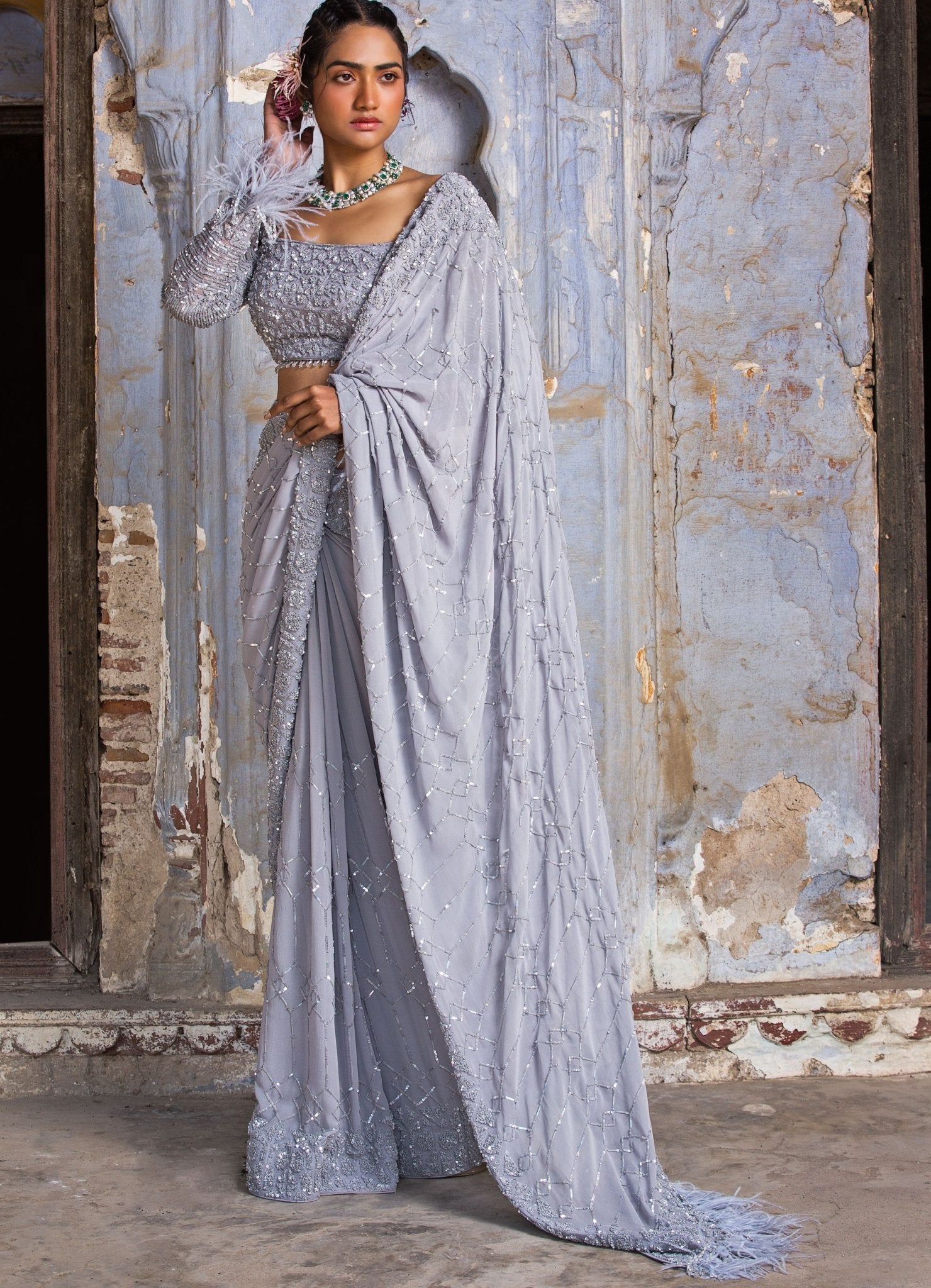 OHGA JACQUARD GATHER BLOUSE グレー Nitika Gujral — Grey Georgette Sequins Saree With Feathered Blouse